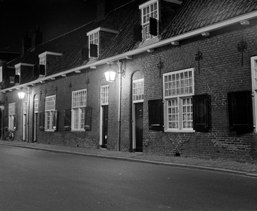 858661 Gezicht op de de voorgevels van enkele huizen behorende tot de Beyerskameren aan de Lange Nieuwstraat te ...